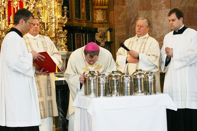 bischof_scheuer_weiht_die_heiligen_oele_web_2.jpg
