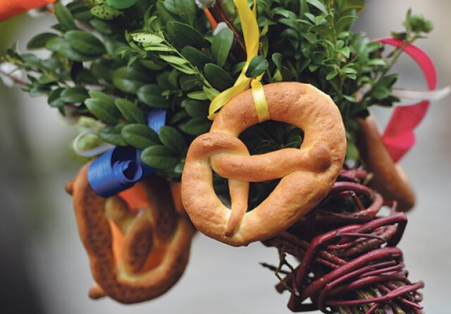 Osterbrauch in der Familie - Gemeinsam Palmbuschen / Palmlatten binden