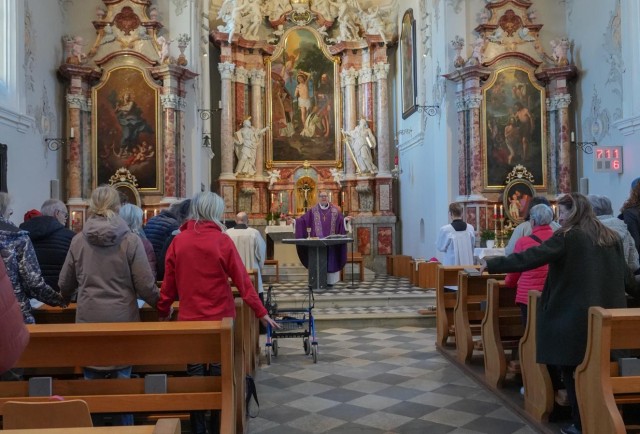 Demenz-Gottesdienst: Licht im Dunkel schenken