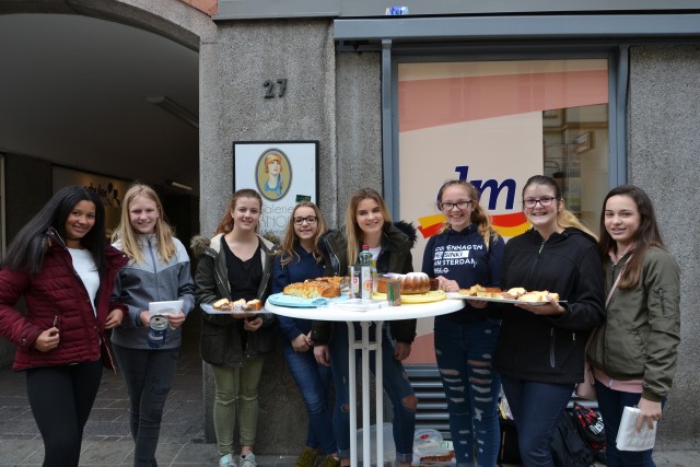 Firmlinge backten Kuchen für Jugendliche in Slums