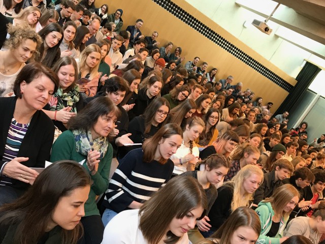 Über 300 SchülerInnen aus ganz Tirol beim Theo-Tag im Innsbrucker Haus der Begegnung