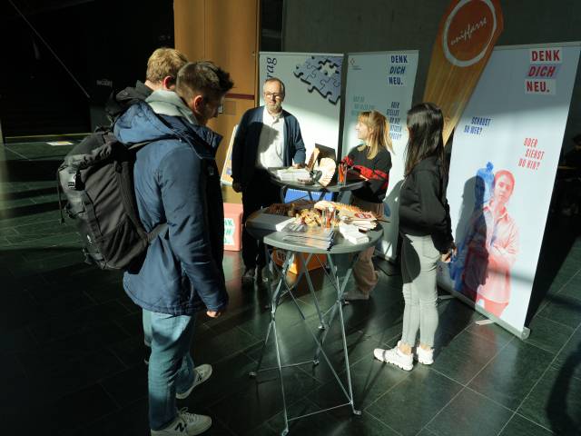 Hingehen zu den Studierenden in die Uni