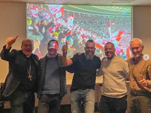 Jubel mit Fußball-Nationalteam beim Priesterrat