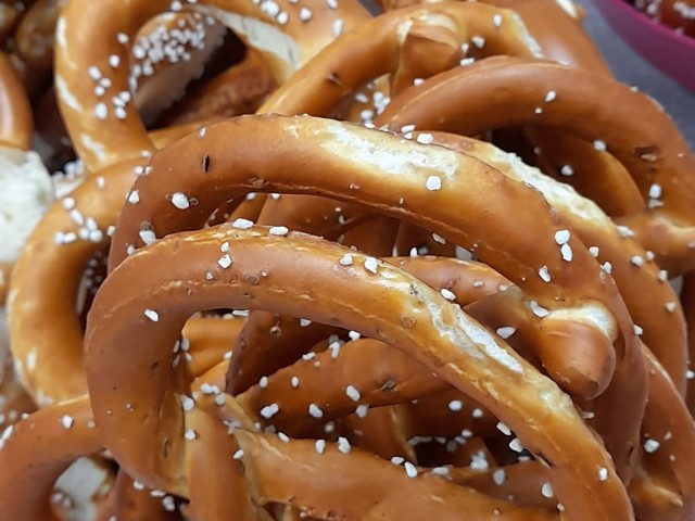 Kirche begeht Lichtmess und Blasius mit Kerzen- und Halssegnungen