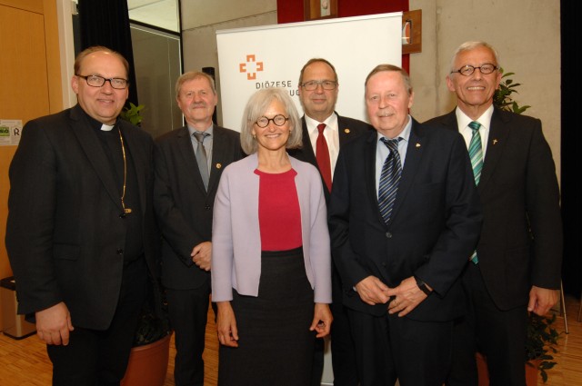 Foto: Ausgezeichnet mit dem Petrus-Canisius-Orden in Gold durch Bischof Hermann Glettler (l.) und Generalvikar Florian Huber (r.): Peter Koller, Elisabeth Medicus, Benedikt Erhard und Walther Prüller.  Bildnachweis: Diözese Innsbruck/Zimmermann