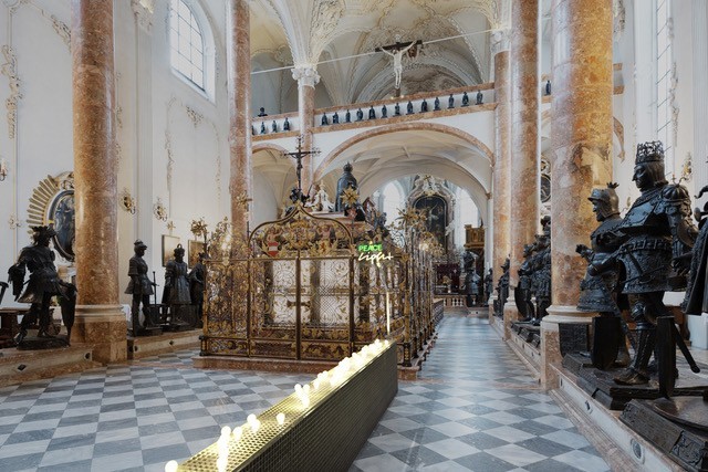 Künstlerische Friedensbotschaft in Innsbrucker Hofkirche