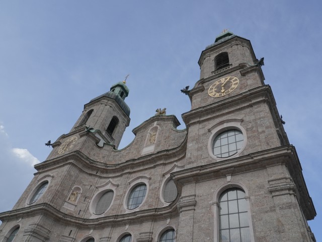 Rot beleuchtete Kirchen gegen Verfolgung