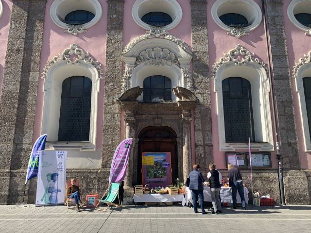 Spenden und verweilen vor der Spitalskirche