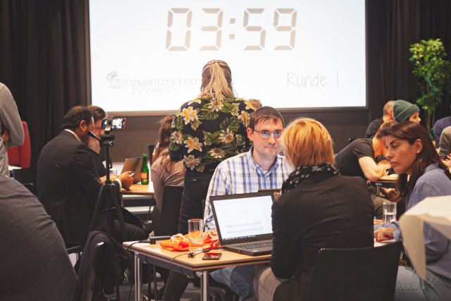 Foto von Testessen, Menschen an Tischen mit Laptops
