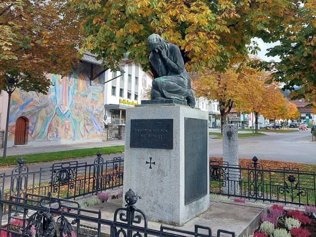 Kriegerdenkmal: Gedenkfeier & Friedensgebet