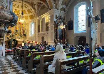 Kinder Blick Altarraum