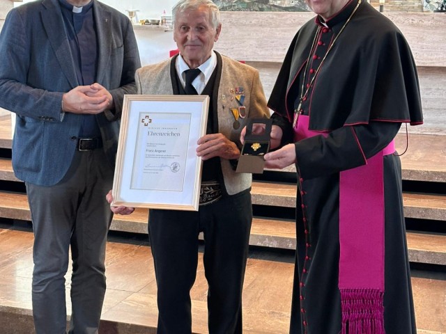 Ehrenzeichen der Diözese Innsbruck für Franz Angerer 